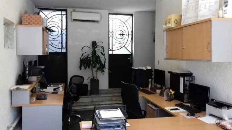 Casa de 6 dorm. en venta, en Tres Cruces.
